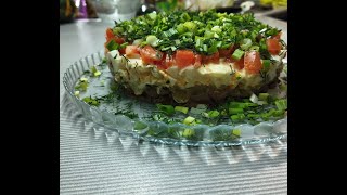 Слоёный салат с куриной печенью, помидорами и яйцами.  На праздничный стол слоеныйсалат спеченью