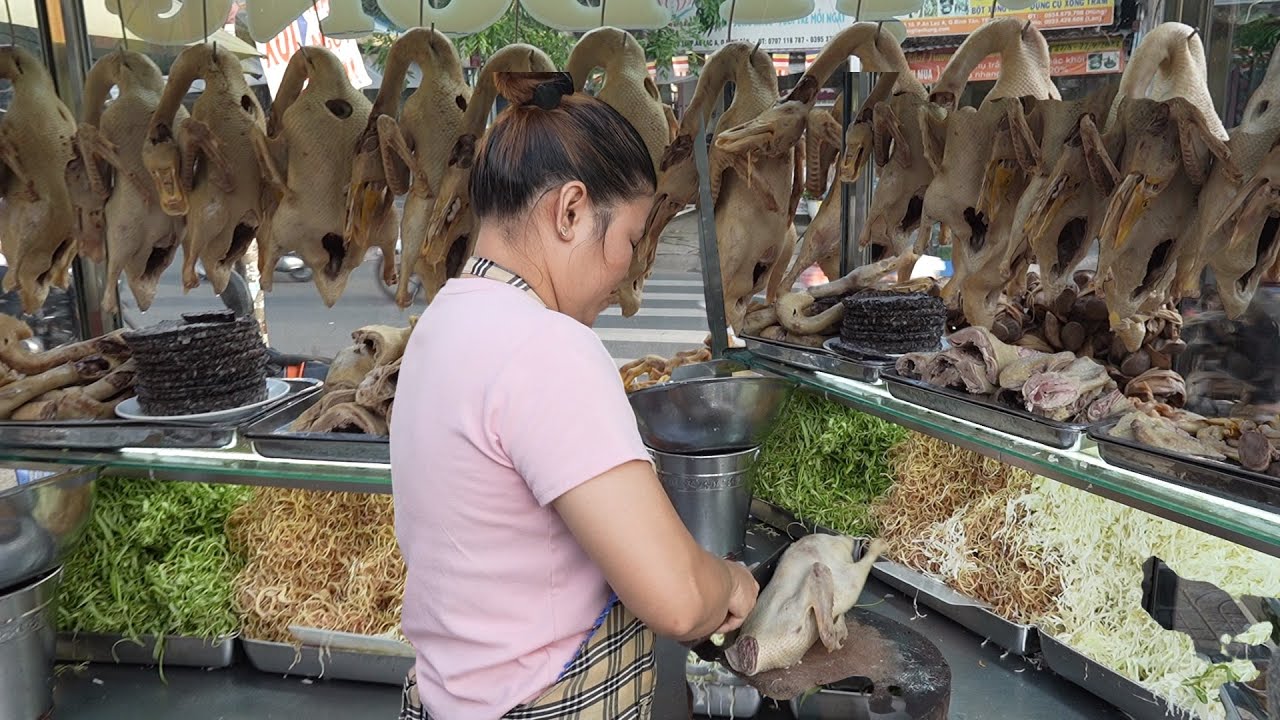 Xuất hiện chị gái bán cháo gỏi vịt chất lượng có sao ở vỉa hè Sài Gòn, khách rất đông