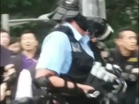 紀念6.12：催淚彈是什麼樣？一香港防爆警抱過來了！港警發催淚彈的畫面曝光