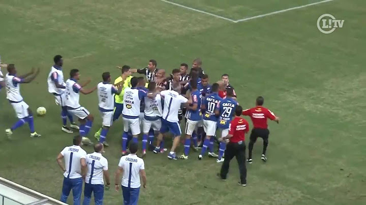 Que confusão! Clássico mineiro tem pontapés, expulsões e até chinelo jogado no campo