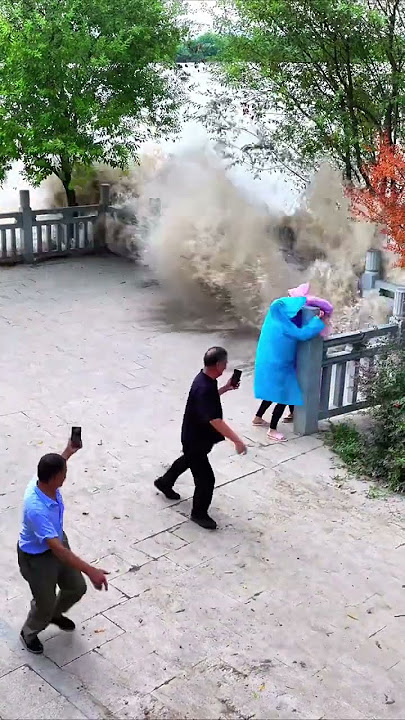 The Qiantang River tide flows upstream for more than 100 kilometers and enters the tributary of