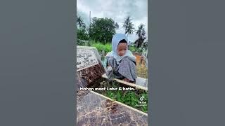 Aqila menjenguk ke kuburan ibunya