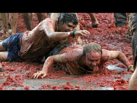 El pueblo español de Buñol se pinta de rojo en una Tomatina internacional y multitudinaria