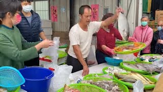 Taiwan Seafood Auction  They Like to Buy Fish From This Guy !