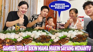 PERTAMA KALI MAKAN DIATAS DAUN PISANG BERSAMA KELUARGA DI CHINA, SAMBAL TERASI BUAT MAMA BAR BAR