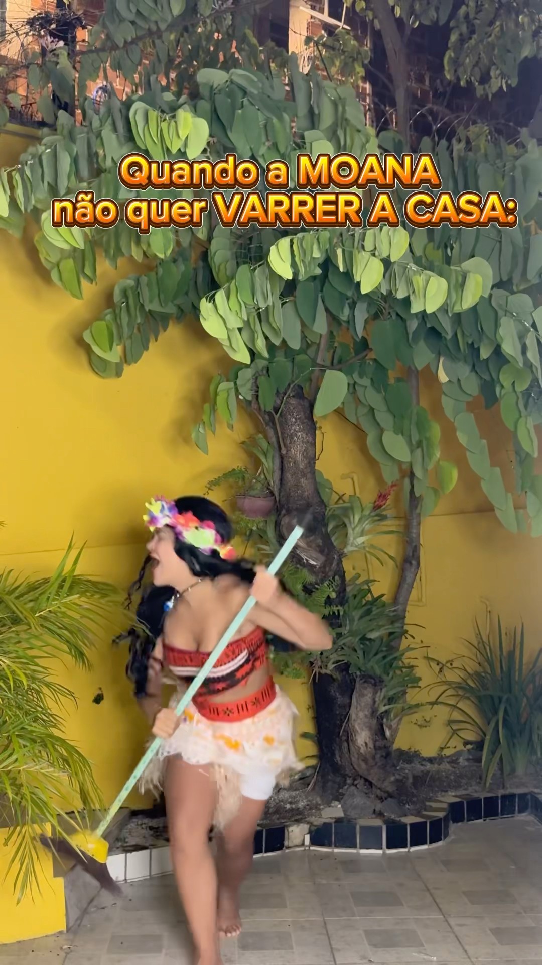 Você varre a sua casa?​⁠@mayca.brasil #moana #maui #funnymemes #shorts #short