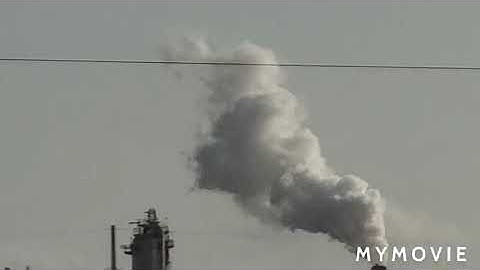 A strobe on a tower in a oil derek