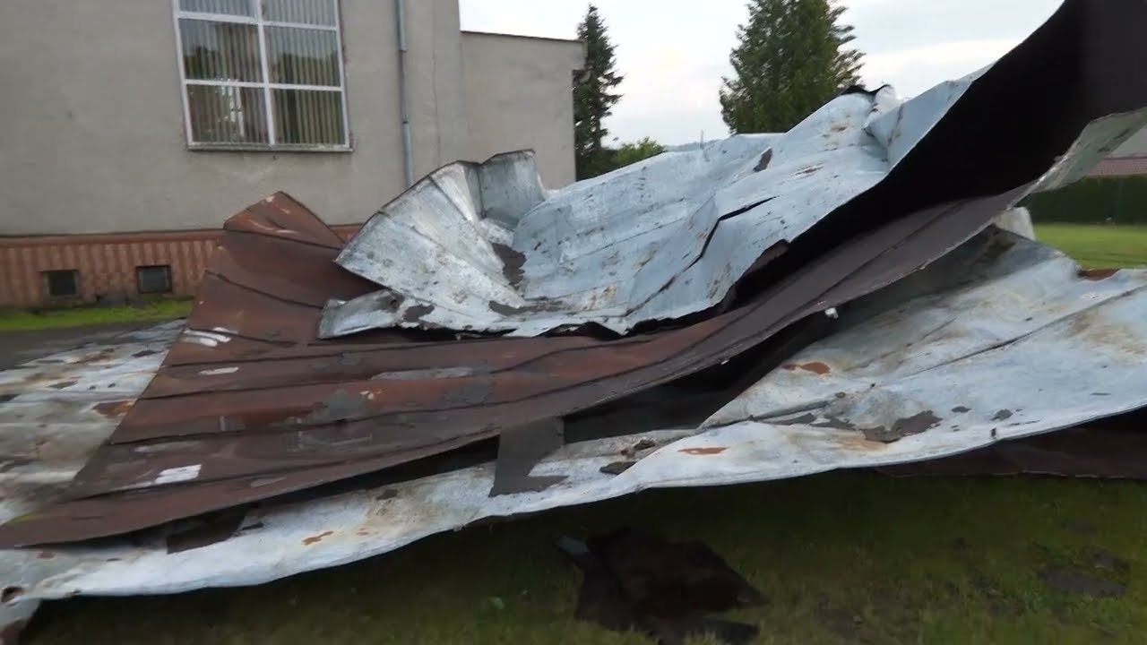 VIDEO Najprv horúčavy, potom búrky - vietor strhol strechu a vyvalil kríž