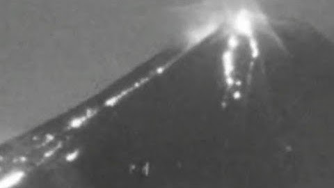 BARU !! GUNUNG MERAPI ERUPSIKAN LAVA PIJAR JARAK LUNCUR 1900 M KE KALI SAT. PUTIH. 