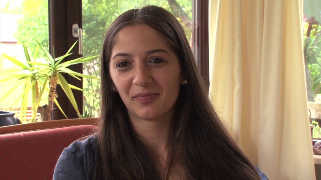 Mitarbeiter Portraits - Mariam Hausverantwortliche im Hofrain