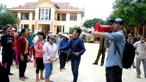 MC Phan Anh Trực Tiếp Phát Quà Cứu Trợ 16 Tỷ Cho Đồng Bào Vùng Lũ Miền Trung