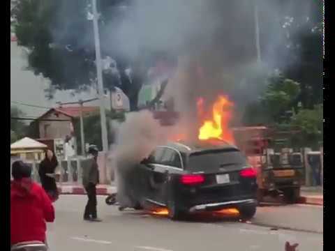 Video Cháy xe Mercedes -Benz chết người ở Lê Văn Lương Hà Nội - youtube
