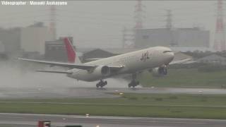 [雨の伊丹] Japan Airlines (JAL) Boeing 777-300 JA751J @ Itami [20100712_0928]