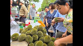 Người Sài Gòn chen chân mua sầu riêng tí hon cơm vàng hột lép, bao nhúng thuốc