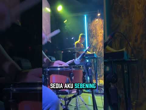 Sedia aku sebelum hujan, reguler cafe