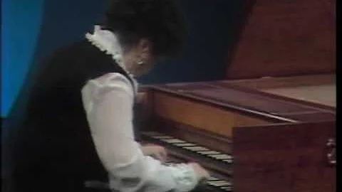 Rosalyn Tureck plays and analyzes the Fugue in B-f...