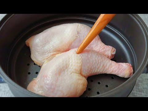 Положить куриные окорочка в кастрюлю и приготовить на пару.