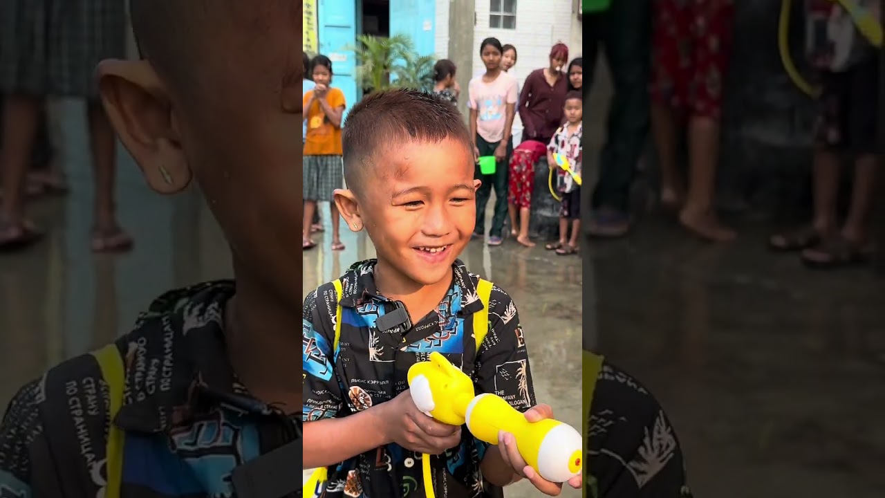 သင်္ကြန်မာကောင်မလေး×င်ရေလိုက်ပက်တဲ့ကျော်ကြီးကတုံး