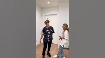 يقبل اخته من فمها 
