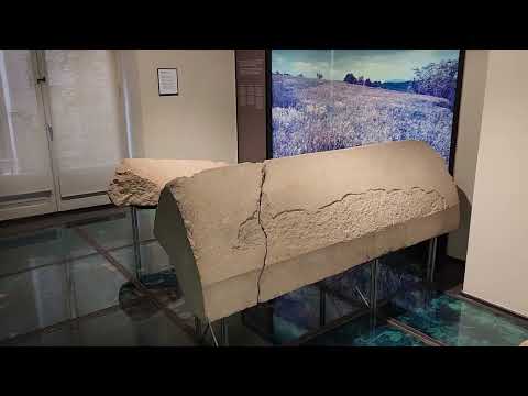 Yoel Benhabib muestra las lápidas en Hebreo del cementerio Judío de Mont Juic (Gerona, Cataluña)