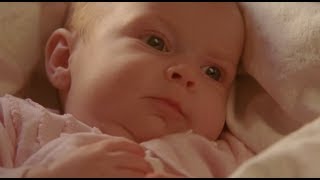 6分钟看懂恐怖片《格蕾丝》古怪婴儿喝血吃肉，难道魔鬼重降人间？