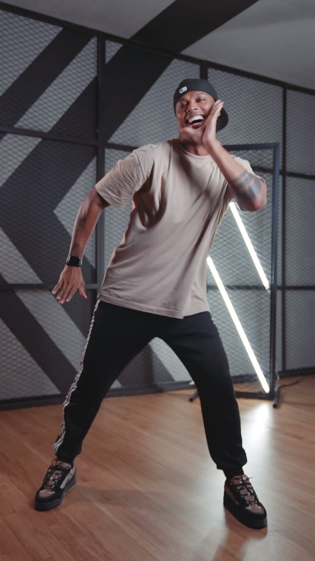 Se rebolando é assim, imagina... ?? @anitta @hitmaker @MCRogerinho   | FitDance (Coreografia)