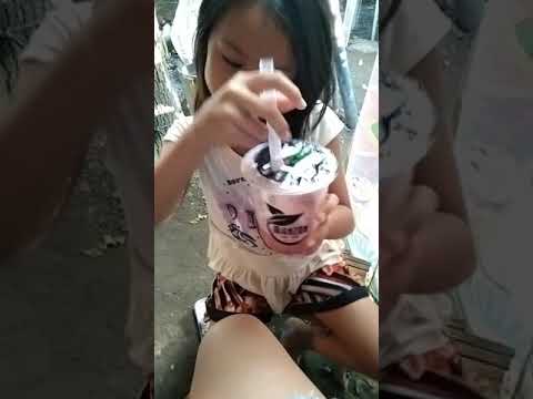 Video: Nagsimulang Uminom Ng Tsaa Ang Mga Batang Babae Mula Sa Kanilang Dibdib Nang Maramihan