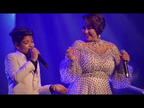 رقص الفنانة شيرين عبد الوهاب مع الطفل محمد أسامة على أغنيته الشهيرة الغزالة رايقة في حفل جامعة مصر