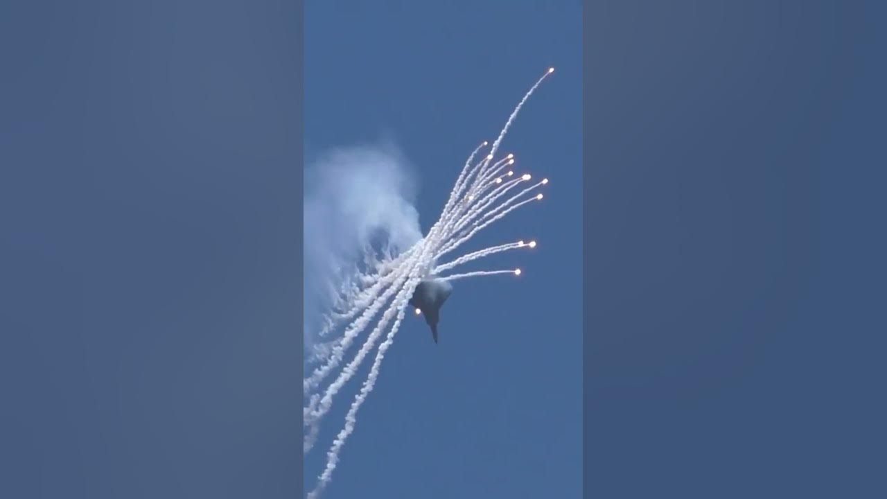Insane F-22 Cobra and Flare Maneuver