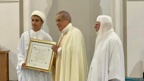 تكريم الفائز بالمرتبة الأولى في مسابقة حفظ القرآن الكريم كاملا مع التّجويد، جامع الجزائر