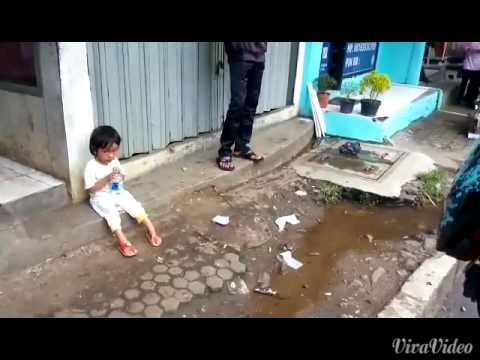 Kisah mengharukan 2 anak kecil - ViYoutube