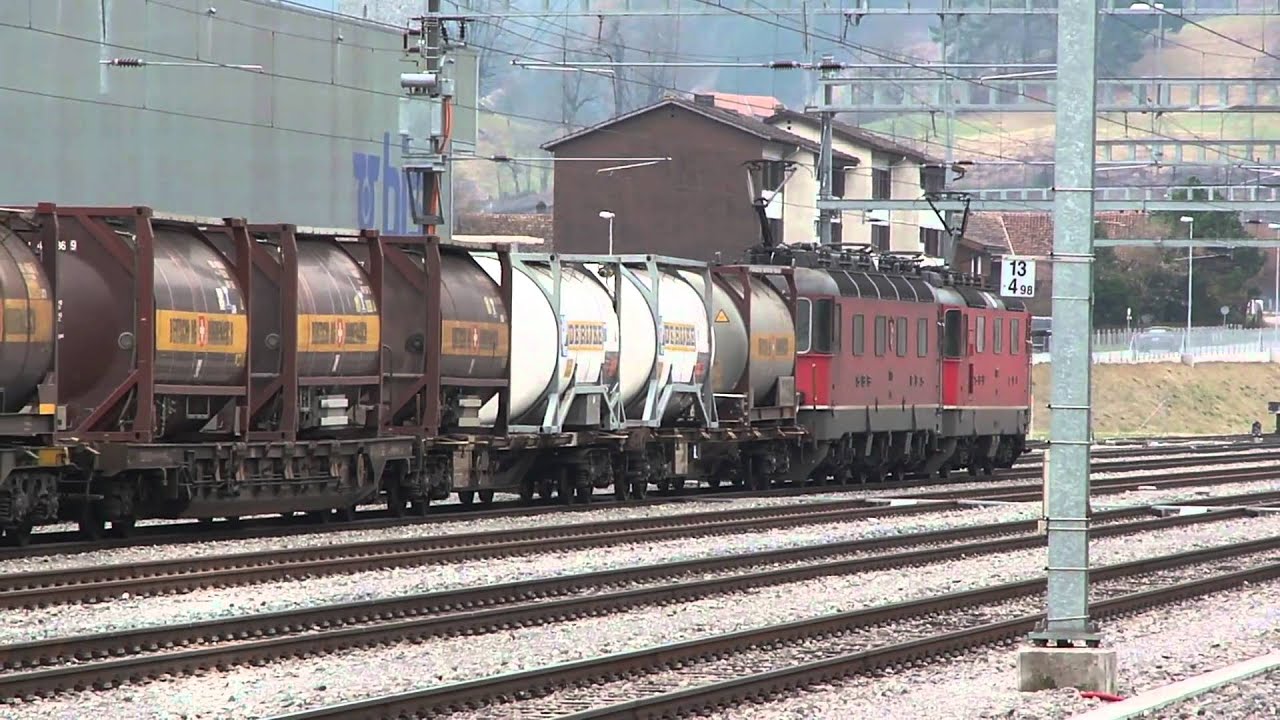 SBB Re 6/6 "11610 Spreitenbach" & Re 4/4 II "11348" mit Güterzug fahren in Frutigen ein [28.03.11]