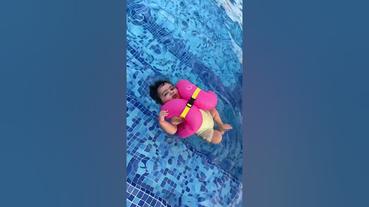 وتين وحمودي : بيبي عمر أصغر سباح بالعالم 🏊🧸        #شفا #baby #مسبح #سباحه #بيبي
