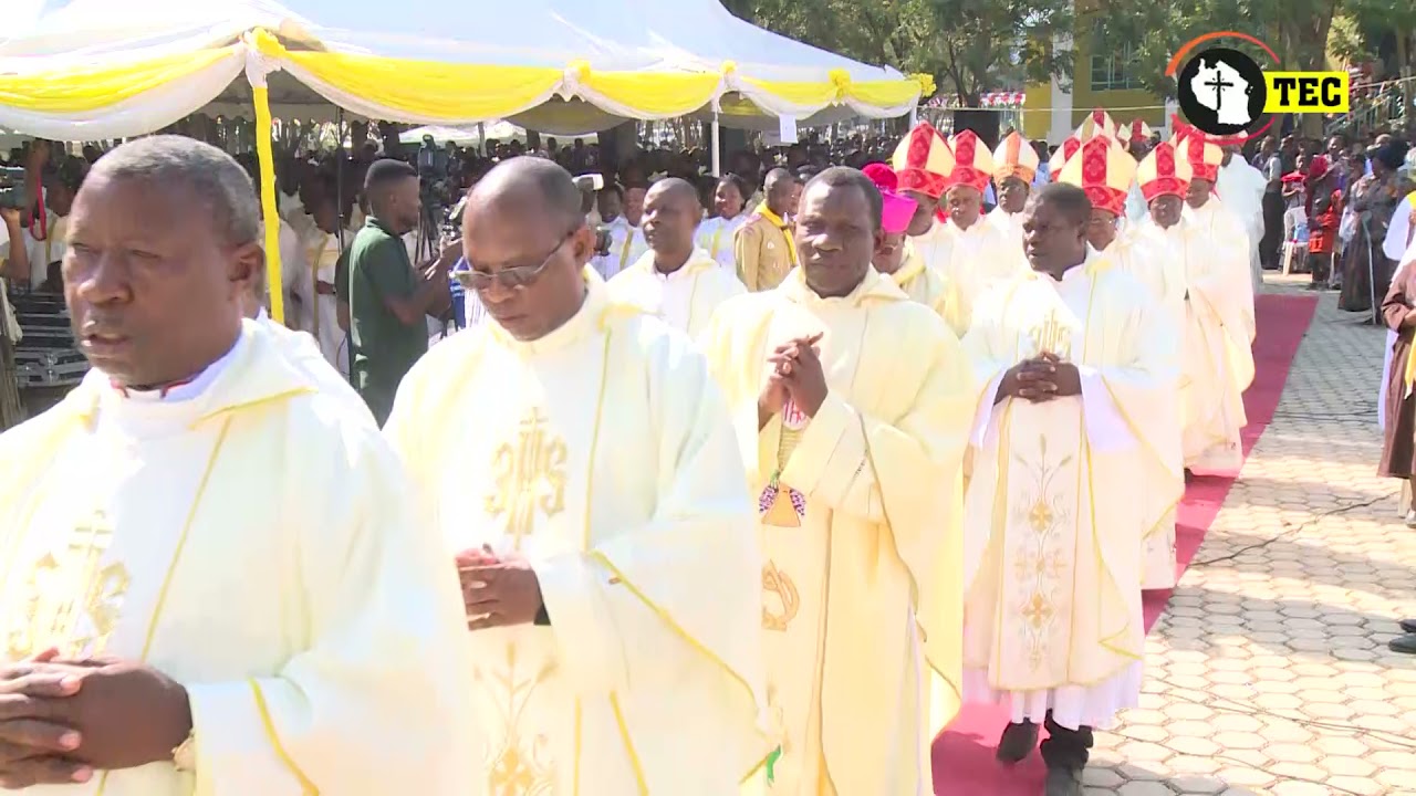 MAANDAMANO YA MAPADRE NA MAASKOFU MISA YA KUSIMIKWA KWA ASKOFU MASONDOLE JIMBO KATOLIKI BUNDA