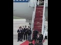 Check it again and again! US military personnel unroll the red carpet for President Xi Jinping