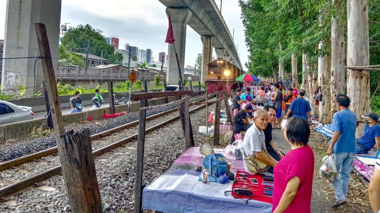 ตลาดนัดเช้าวันอาทิตย์สถานีรถไฟคลองตัน