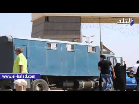 وصول المتهمين باقتحام سجن بورسعيد إلى مقر محاكمتهم 