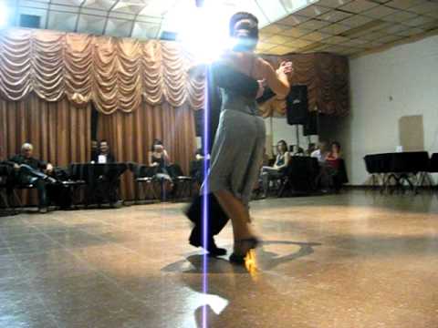 Diego Converti & Graciela Gamba Cacareando Orquesta Tipica Victor canta Carlos Lafuente Milonga El Abrazo La Plata 20 11 2010