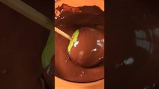 Monica🍎 ¡Manzanas Cubiertas de Chocolate: ¡El Postre Estrella de Tus Fiestas! 🍫