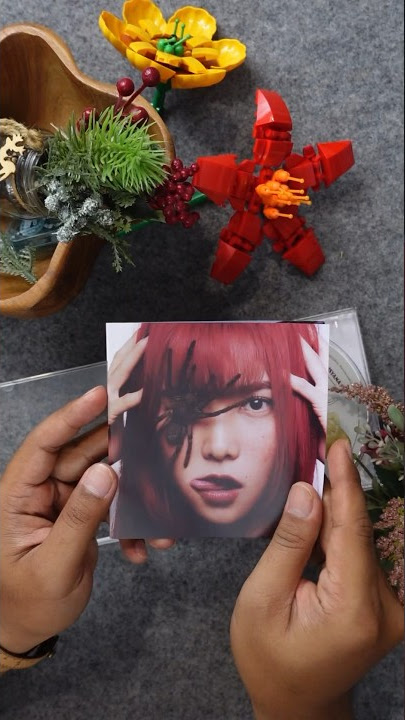 Unboxing album isyana yang super seram