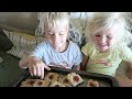 NICK (6 JAAR) VLOGT EN MAMA BAKT HAVERMOUT KOEKJES
