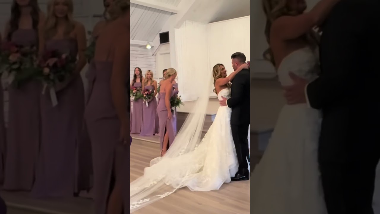 Жених и невеста идут к алтарю 