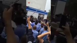 蒙古族没有给中共下跪！学生抗议取消蒙语教育，集体罢课逃离学校，警察企图堵门失败。周围有人说学生是好样的。