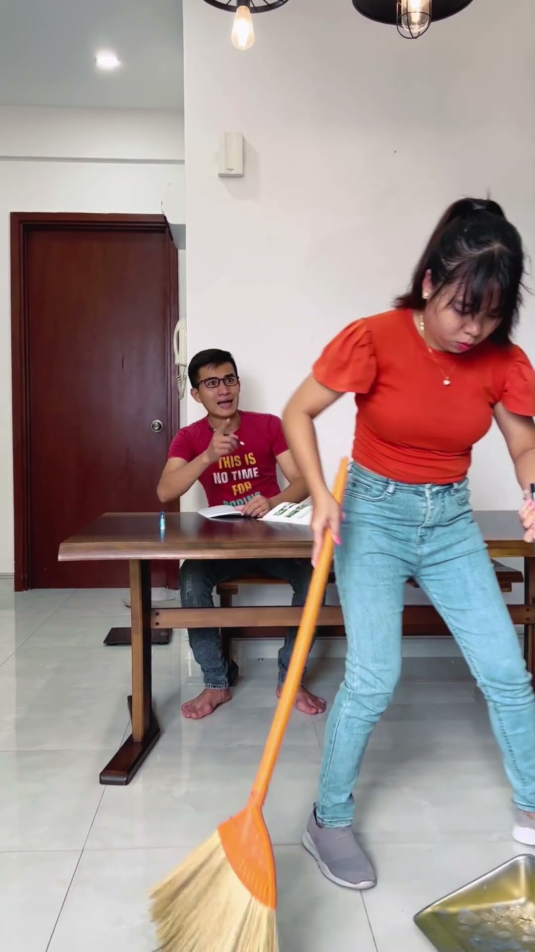 LNS - Quét rác từ nhà ra tới công viên || Sweep trash from the house to the park #shorts