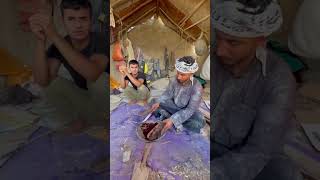 شاب عراقي يأكل ركه (سلحفات) 😳