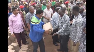 Download lagu Waziri Mkuu amwaga zege abeba matofali akijenga uwanja wa michezo Lindi Waziri Mkuu amwaga zege abeba matofali akijenga uwanja wa michezo Lindi