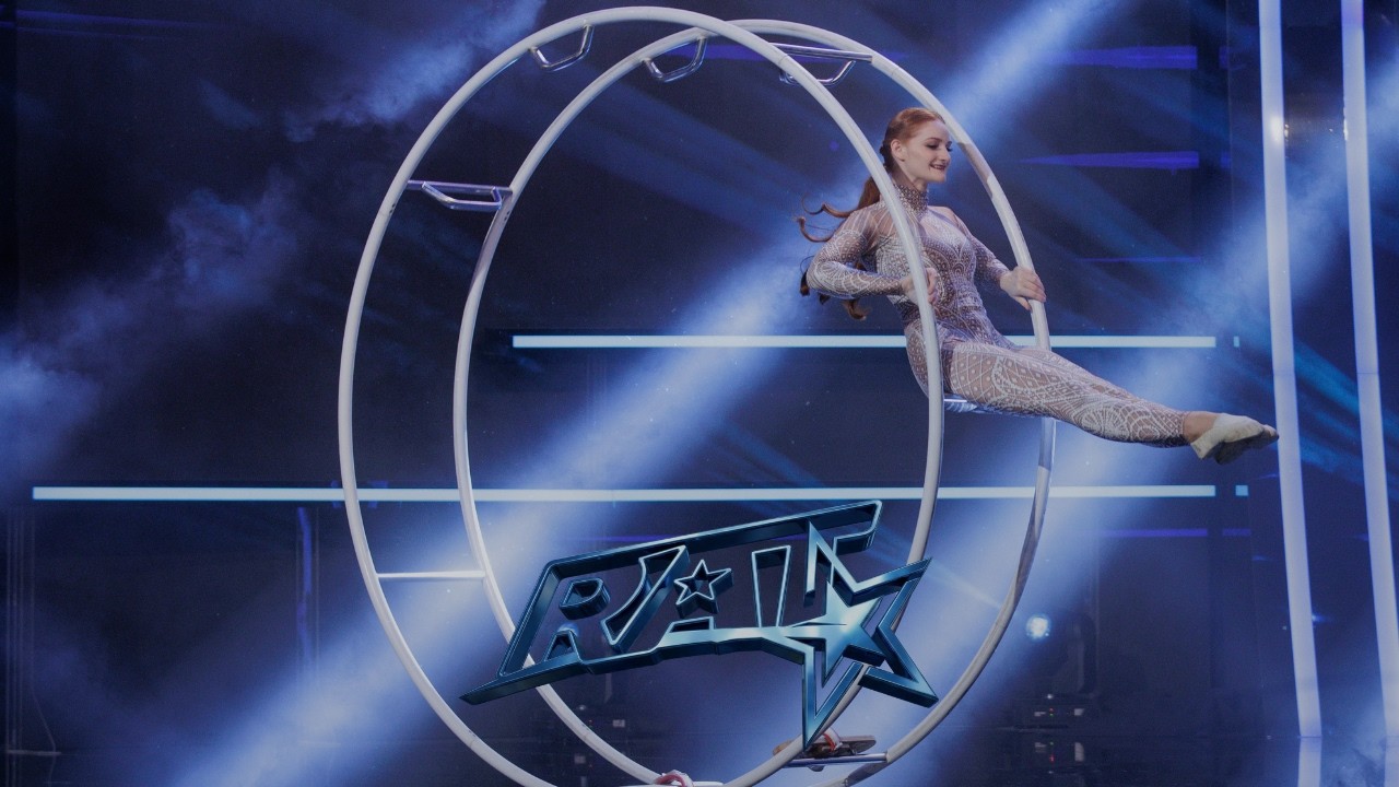 Karina Peisker a sfidat gravitația și a cucerit scena | Românii Au Talent S16