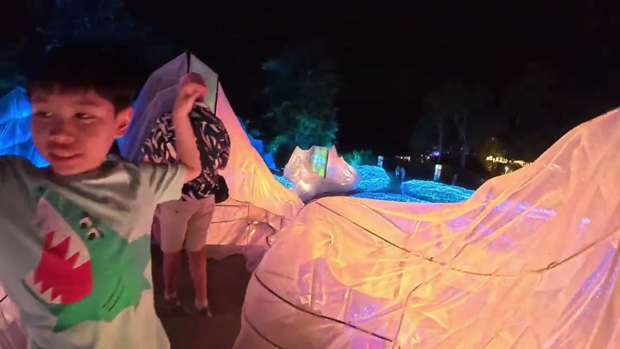 ณ สัทธา ราชบุรี เด็กๆมาดูไฟครับ สวยงานเหมาะกับสายถ่ายรูปมากๆครับ