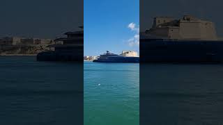 Прибытие яхты , Мальта , порт Валлетта .
