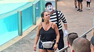 The mime Rob imitating this lost woman  #robthemime #seaworldmime #seaworldorlando